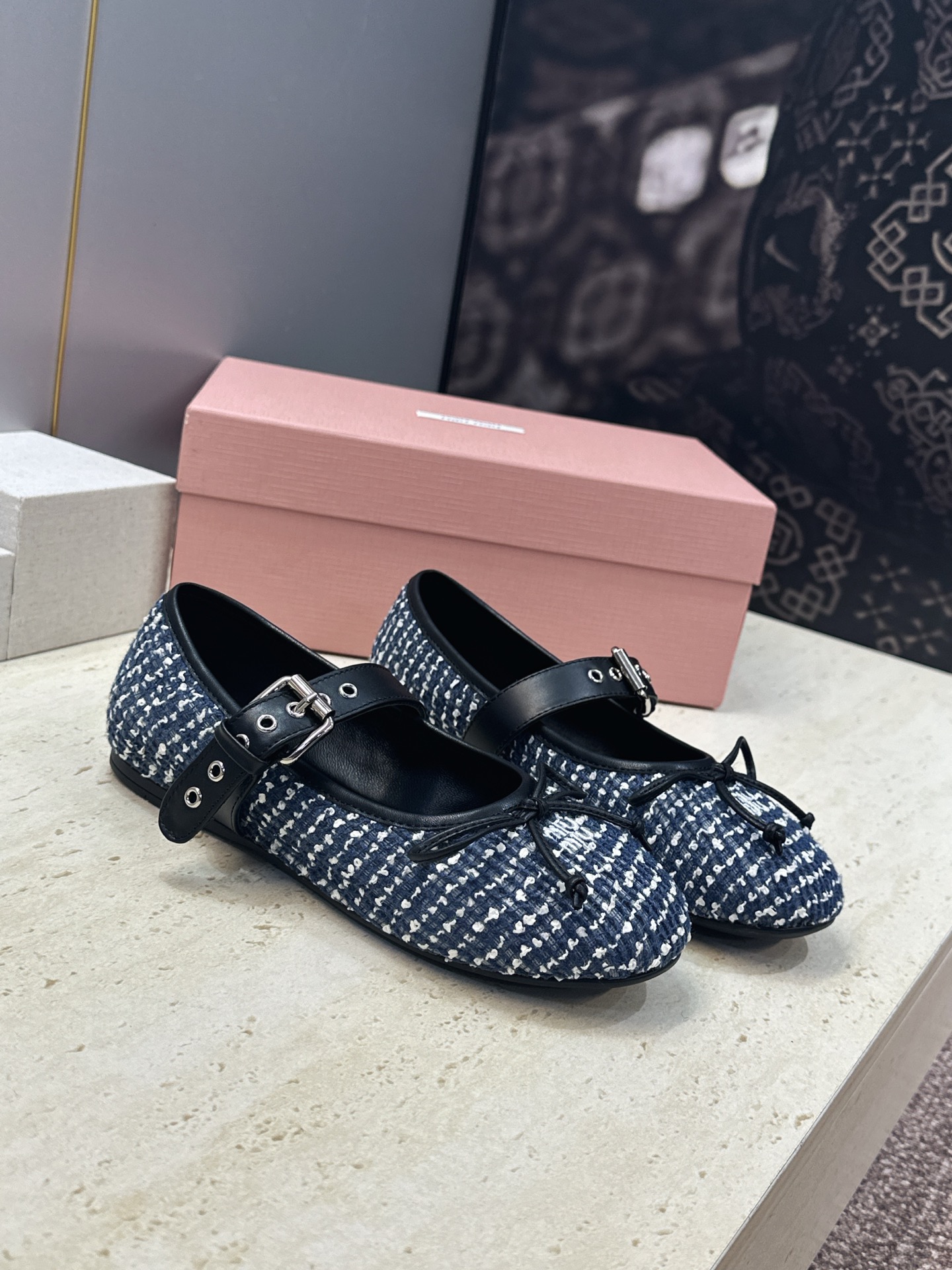 Miumiu 2026秋冬新款芭蕾舞女鞋 缪缪字母logo五金扣平底圆头拼色玛丽珍乐福单鞋 材质鞋面进口环保透气毛呢布/