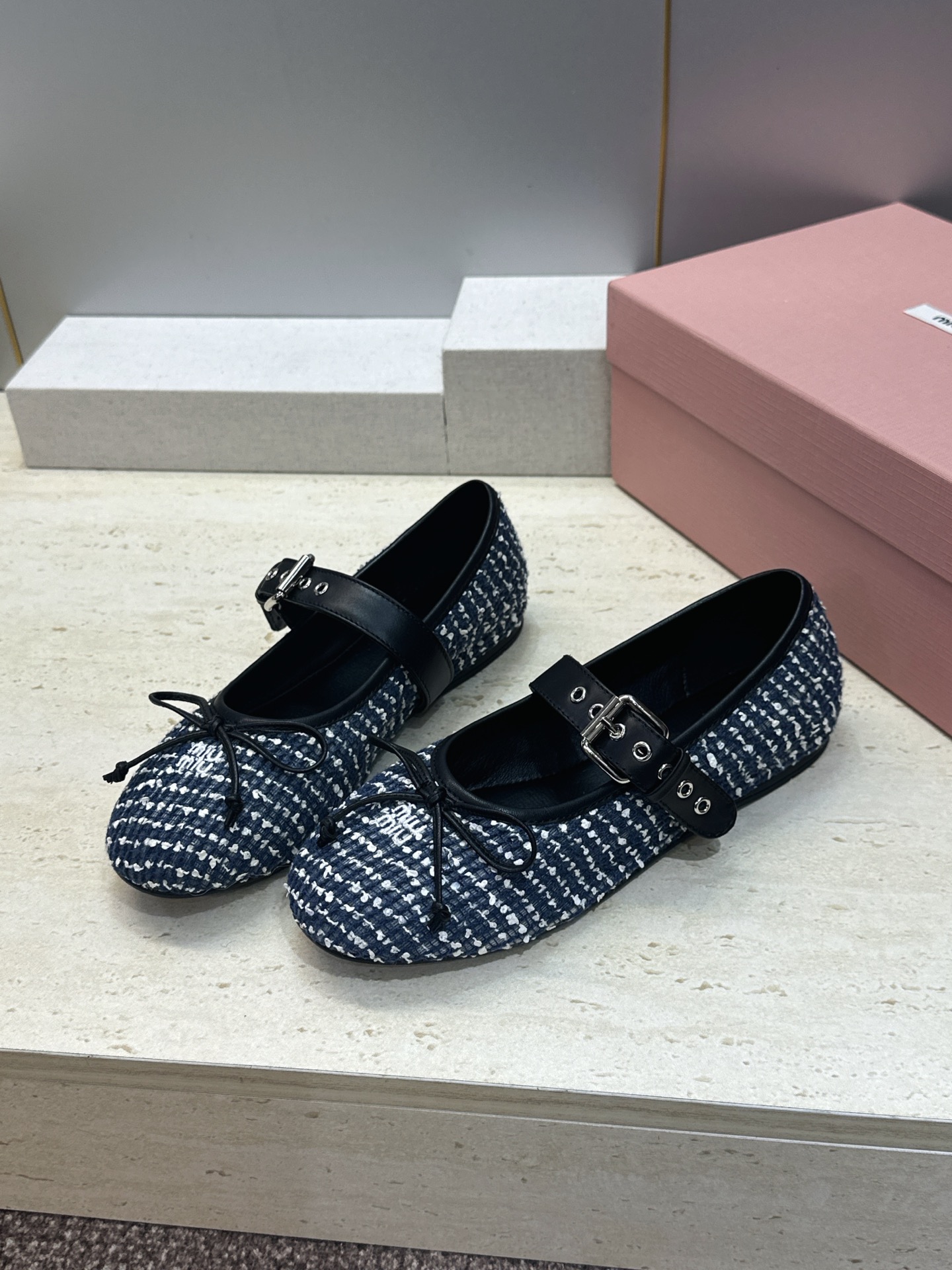 Miumiu 2026秋冬新款芭蕾舞女鞋 缪缪字母logo五金扣平底圆头拼色玛丽珍乐福单鞋 材质鞋面进口环保透气毛呢布/ Miumiu 2026秋冬新款芭蕾舞女鞋 缪缪字母logo五金扣平底圆头拼色玛丽珍乐福单鞋 材质鞋面进口环保透气毛呢布/