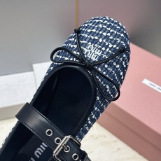 Miumiu 2026秋冬新款芭蕾舞女鞋 缪缪字母logo五金扣平底圆头拼色玛丽珍乐福单鞋 材质鞋面进口环保透气毛呢布/ Miumiu 2026秋冬新款芭蕾舞女鞋 缪缪字母logo五金扣平底圆头拼色玛丽珍乐福单鞋 材质鞋面进口环保透气毛呢布/