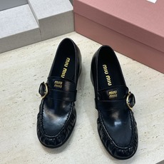 Miumiu 2026秋冬新款时尚粗跟女鞋 缪缪字母logo五金扣低跟圆头玛丽珍乐福单鞋 材质鞋面进口开边珠牛皮+水染羊 Miumiu 2026秋冬新款时尚粗跟女鞋 缪缪字母logo五金扣低跟圆头玛丽珍乐福单鞋 材质鞋面进口开边珠牛皮+水染羊
