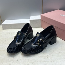 Miumiu 2026秋冬新款时尚粗跟女鞋 缪缪字母logo五金扣低跟圆头玛丽珍乐福单鞋 材质鞋面进口开边珠牛皮+水染羊 Miumiu 2026秋冬新款时尚粗跟女鞋 缪缪字母logo五金扣低跟圆头玛丽珍乐福单鞋 材质鞋面进口开边珠牛皮+水染羊