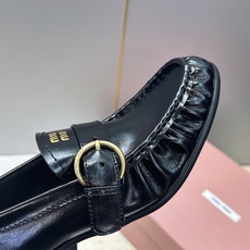 Miumiu 2026秋冬新款时尚粗跟女鞋 缪缪字母logo五金扣低跟圆头玛丽珍乐福单鞋 材质鞋面进口开边珠牛皮+水染羊 Miumiu 2026秋冬新款时尚粗跟女鞋 缪缪字母logo五金扣低跟圆头玛丽珍乐福单鞋 材质鞋面进口开边珠牛皮+水染羊