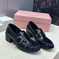 Miumiu 2026秋冬新款时尚粗跟女鞋 缪缪字母logo五金扣低跟圆头玛丽珍乐福单鞋 材质鞋面进口开边珠牛皮+水染羊 Miumiu 2026秋冬新款时尚粗跟女鞋 缪缪字母logo五金扣低跟圆头玛丽珍乐福单鞋 材质鞋面进口开边珠牛皮+水染羊