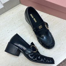 Miumiu 2026秋冬新款时尚粗跟女鞋 缪缪字母logo五金扣低跟圆头玛丽珍乐福单鞋 材质鞋面进口开边珠牛皮+水染羊 Miumiu 2026秋冬新款时尚粗跟女鞋 缪缪字母logo五金扣低跟圆头玛丽珍乐福单鞋 材质鞋面进口开边珠牛皮+水染羊