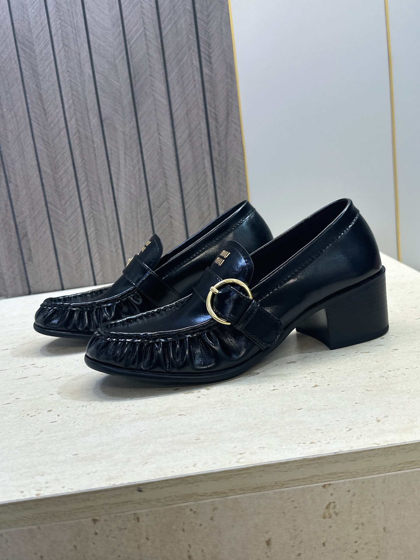 Miumiu 2026秋冬新款时尚粗跟女鞋 缪缪字母logo五金扣低跟圆头玛丽珍乐福单鞋 材质鞋面进口开边珠牛皮+水染羊 Miumiu 2026秋冬新款时尚粗跟女鞋 缪缪字母logo五金扣低跟圆头玛丽珍乐福单鞋 材质鞋面进口开边珠牛皮+水染羊