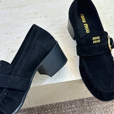 Miumiu 2026秋冬新款时尚粗跟女鞋 缪缪字母logo五金扣低跟圆头玛丽珍乐福单鞋 材质鞋面进口开边珠牛皮+水染羊 Miumiu 2026秋冬新款时尚粗跟女鞋 缪缪字母logo五金扣低跟圆头玛丽珍乐福单鞋 材质鞋面进口开边珠牛皮+水染羊