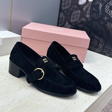 Miumiu 2026秋冬新款时尚粗跟女鞋 缪缪字母logo五金扣低跟圆头玛丽珍乐福单鞋 材质鞋面进口开边珠牛皮+水染羊 Miumiu 2026秋冬新款时尚粗跟女鞋 缪缪字母logo五金扣低跟圆头玛丽珍乐福单鞋 材质鞋面进口开边珠牛皮+水染羊