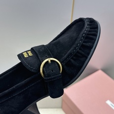 Miumiu 2026秋冬新款时尚粗跟女鞋 缪缪字母logo五金扣低跟圆头玛丽珍乐福单鞋 材质鞋面进口开边珠牛皮+水染羊 Miumiu 2026秋冬新款时尚粗跟女鞋 缪缪字母logo五金扣低跟圆头玛丽珍乐福单鞋 材质鞋面进口开边珠牛皮+水染羊