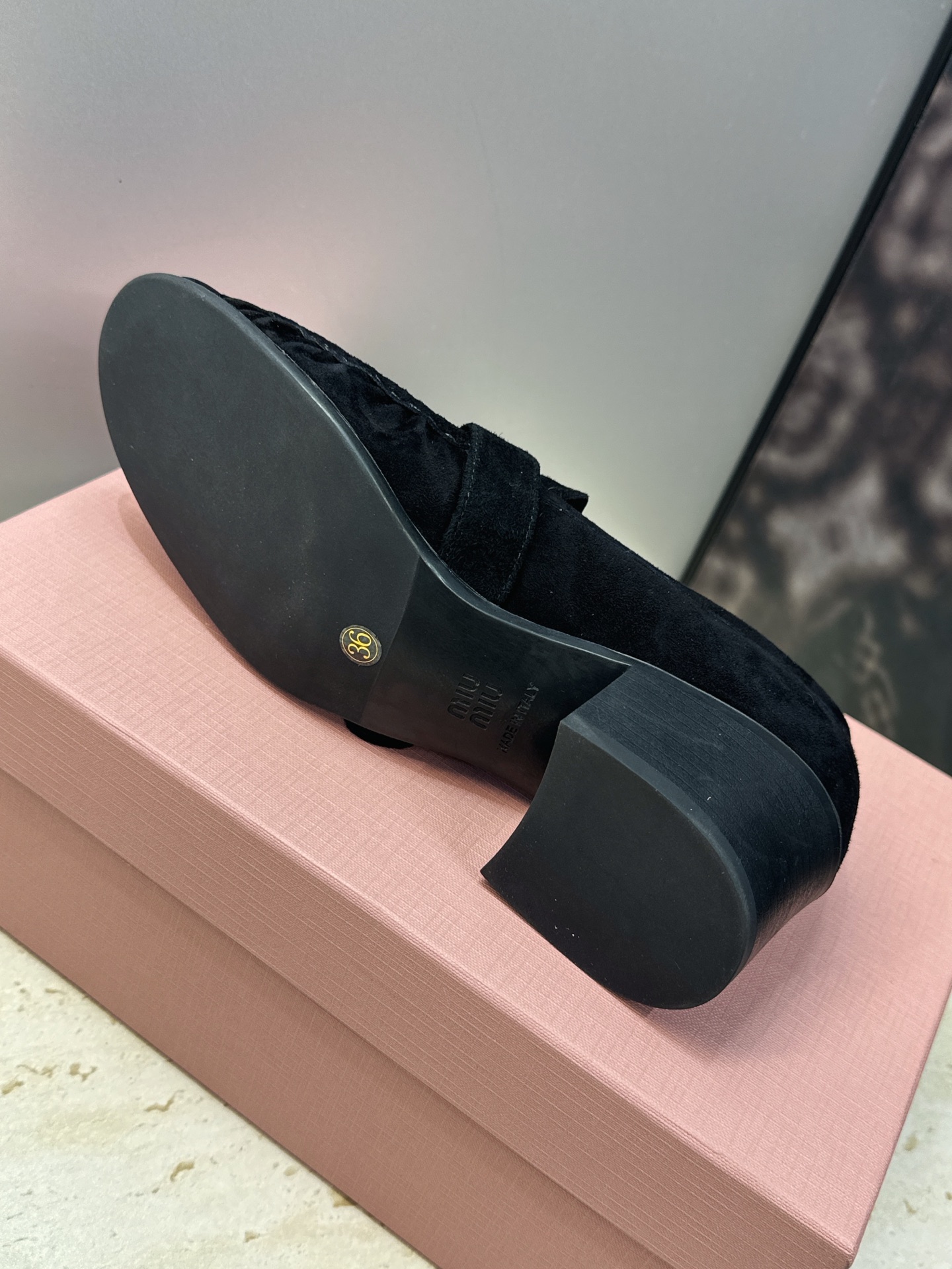 Miumiu 2026秋冬新款时尚粗跟女鞋 缪缪字母logo五金扣低跟圆头玛丽珍乐福单鞋 材质鞋面进口开边珠牛皮+水染羊 Miumiu 2026秋冬新款时尚粗跟女鞋 缪缪字母logo五金扣低跟圆头玛丽珍乐福单鞋 材质鞋面进口开边珠牛皮+水染羊