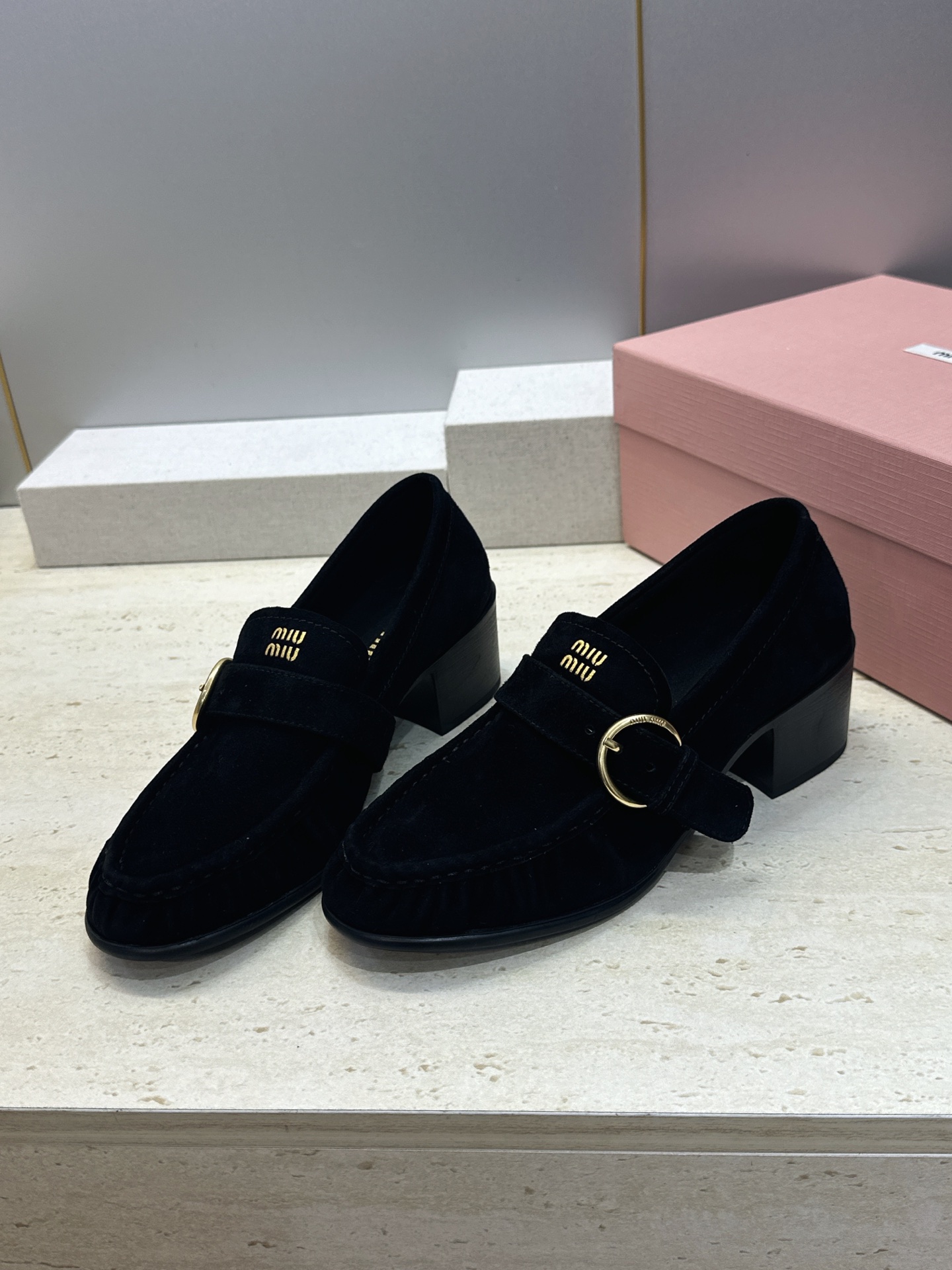 Miumiu 2026秋冬新款时尚粗跟女鞋 缪缪字母logo五金扣低跟圆头玛丽珍乐福单鞋 材质鞋面进口开边珠牛皮+水染羊 Miumiu 2026秋冬新款时尚粗跟女鞋 缪缪字母logo五金扣低跟圆头玛丽珍乐福单鞋 材质鞋面进口开边珠牛皮+水染羊
