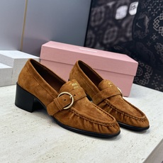 Miumiu 2026秋冬新款时尚粗跟女鞋 缪缪字母logo五金扣低跟圆头玛丽珍乐福单鞋 材质鞋面进口开边珠牛皮+水染羊 Miumiu 2026秋冬新款时尚粗跟女鞋 缪缪字母logo五金扣低跟圆头玛丽珍乐福单鞋 材质鞋面进口开边珠牛皮+水染羊