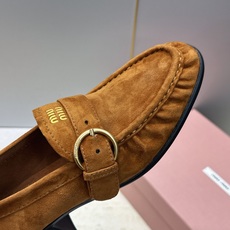Miumiu 2026秋冬新款时尚粗跟女鞋 缪缪字母logo五金扣低跟圆头玛丽珍乐福单鞋 材质鞋面进口开边珠牛皮+水染羊 Miumiu 2026秋冬新款时尚粗跟女鞋 缪缪字母logo五金扣低跟圆头玛丽珍乐福单鞋 材质鞋面进口开边珠牛皮+水染羊