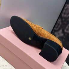 Miumiu 2026秋冬新款时尚粗跟女鞋 缪缪字母logo五金扣低跟圆头玛丽珍乐福单鞋 材质鞋面进口开边珠牛皮+水染羊 Miumiu 2026秋冬新款时尚粗跟女鞋 缪缪字母logo五金扣低跟圆头玛丽珍乐福单鞋 材质鞋面进口开边珠牛皮+水染羊