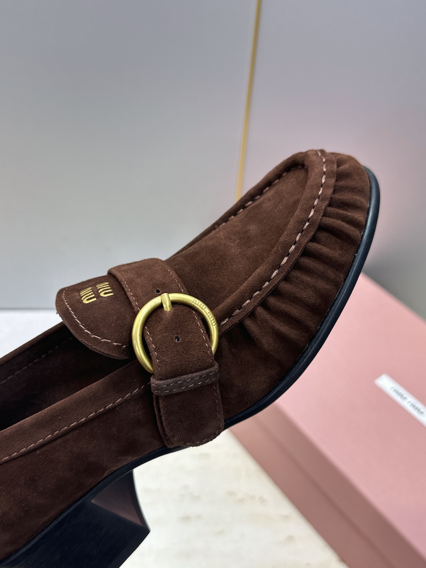 Miumiu 2026秋冬新款时尚粗跟女鞋 缪缪字母logo五金扣低跟圆头玛丽珍乐福单鞋 材质鞋面进口开边珠牛皮+水染羊