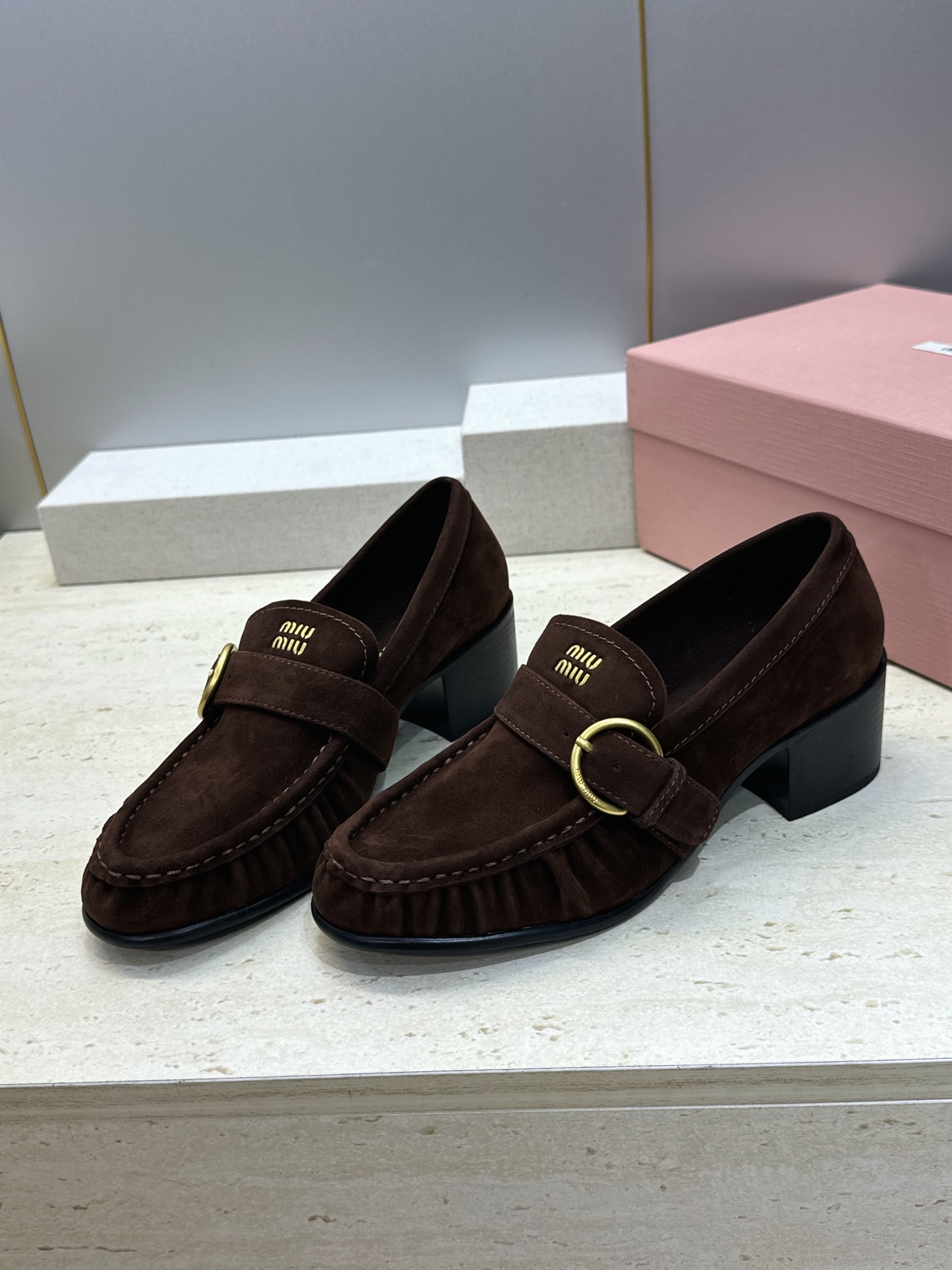 Miumiu 2026秋冬新款时尚粗跟女鞋 缪缪字母logo五金扣低跟圆头玛丽珍乐福单鞋 材质鞋面进口开边珠牛皮+水染羊