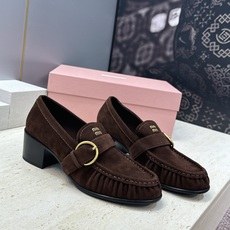 Miumiu 2026秋冬新款时尚粗跟女鞋 缪缪字母logo五金扣低跟圆头玛丽珍乐福单鞋 材质鞋面进口开边珠牛皮+水染羊 Miumiu 2026秋冬新款时尚粗跟女鞋 缪缪字母logo五金扣低跟圆头玛丽珍乐福单鞋 材质鞋面进口开边珠牛皮+水染羊