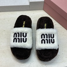 MiuMiu 2026秋冬新款时尚电绣百搭羊羔毛女拖鞋 缪缪字母logo厚底圆头拼色露趾居家鞋 材质进口羊羔毛+原版 MiuMiu 2026秋冬新款时尚电绣百搭羊羔毛女拖鞋 缪缪字母logo厚底圆头拼色露趾居家鞋 材质进口羊羔毛+原版