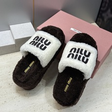 MiuMiu 2026秋冬新款时尚电绣百搭羊羔毛女拖鞋 缪缪字母logo厚底圆头拼色露趾居家鞋 材质进口羊羔毛+原版 MiuMiu 2026秋冬新款时尚电绣百搭羊羔毛女拖鞋 缪缪字母logo厚底圆头拼色露趾居家鞋 材质进口羊羔毛+原版