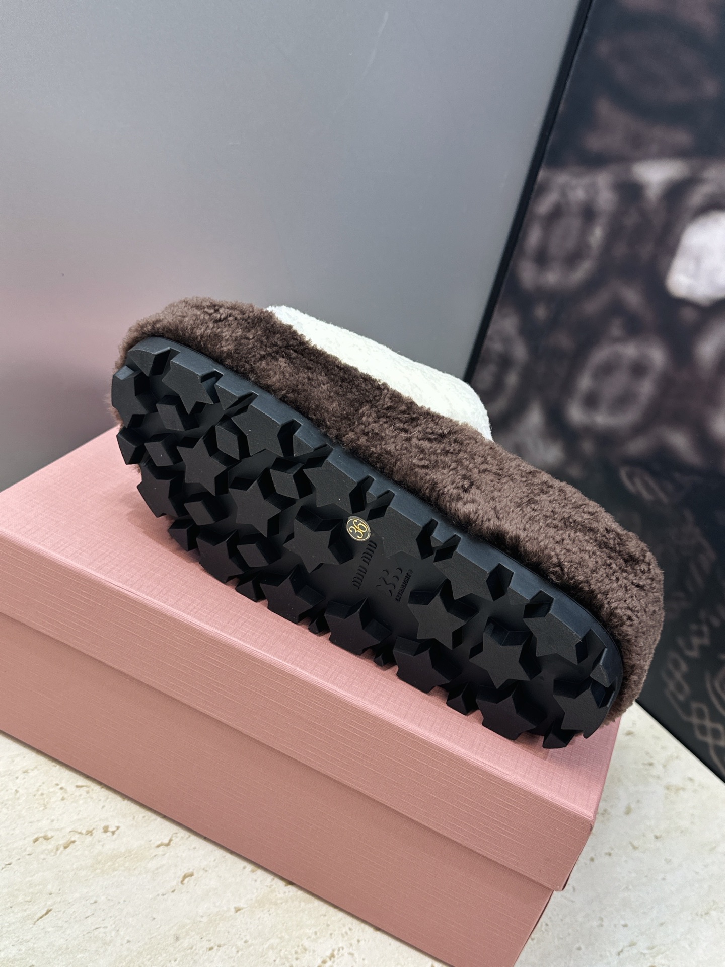MiuMiu 2026秋冬新款时尚电绣百搭羊羔毛女拖鞋 缪缪字母logo厚底圆头拼色露趾居家鞋 材质进口羊羔毛+原版 MiuMiu 2026秋冬新款时尚电绣百搭羊羔毛女拖鞋 缪缪字母logo厚底圆头拼色露趾居家鞋 材质进口羊羔毛+原版