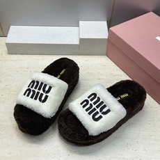 MiuMiu 2026秋冬新款时尚电绣百搭羊羔毛女拖鞋 缪缪字母logo厚底圆头拼色露趾居家鞋 材质进口羊羔毛+原版 MiuMiu 2026秋冬新款时尚电绣百搭羊羔毛女拖鞋 缪缪字母logo厚底圆头拼色露趾居家鞋 材质进口羊羔毛+原版