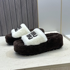 MiuMiu 2026秋冬新款时尚电绣百搭羊羔毛女拖鞋 缪缪字母logo厚底圆头拼色露趾居家鞋 材质进口羊羔毛+原版 MiuMiu 2026秋冬新款时尚电绣百搭羊羔毛女拖鞋 缪缪字母logo厚底圆头拼色露趾居家鞋 材质进口羊羔毛+原版