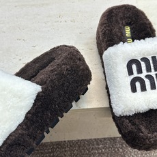 MiuMiu 2026秋冬新款时尚电绣百搭羊羔毛女拖鞋 缪缪字母logo厚底圆头拼色露趾居家鞋 材质进口羊羔毛+原版 MiuMiu 2026秋冬新款时尚电绣百搭羊羔毛女拖鞋 缪缪字母logo厚底圆头拼色露趾居家鞋 材质进口羊羔毛+原版