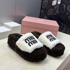 MiuMiu 2026秋冬新款时尚电绣百搭羊羔毛女拖鞋 缪缪字母logo厚底圆头拼色露趾居家鞋 材质进口羊羔毛+原版 MiuMiu 2026秋冬新款时尚电绣百搭羊羔毛女拖鞋 缪缪字母logo厚底圆头拼色露趾居家鞋 材质进口羊羔毛+原版