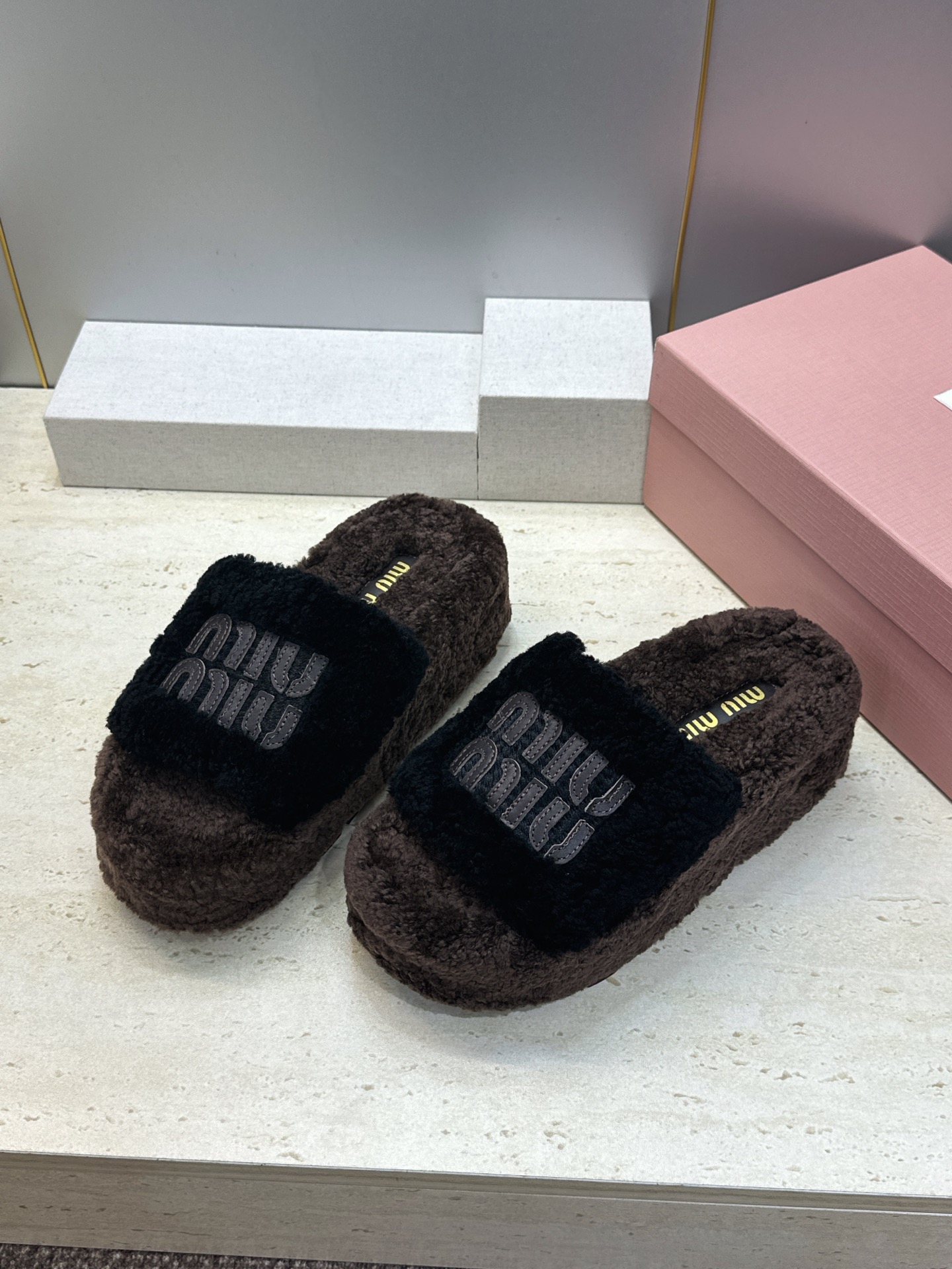 MiuMiu 2026秋冬新款时尚电绣百搭羊羔毛女拖鞋 缪缪字母logo厚底圆头拼色露趾居家鞋 材质进口羊羔毛+原版 MiuMiu 2026秋冬新款时尚电绣百搭羊羔毛女拖鞋 缪缪字母logo厚底圆头拼色露趾居家鞋 材质进口羊羔毛+原版