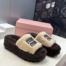 MiuMiu 2026秋冬新款时尚电绣百搭羊羔毛女拖鞋 缪缪字母logo厚底圆头拼色露趾居家鞋 材质进口羊羔毛+原版 MiuMiu 2026秋冬新款时尚电绣百搭羊羔毛女拖鞋 缪缪字母logo厚底圆头拼色露趾居家鞋 材质进口羊羔毛+原版