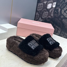 MiuMiu 2026秋冬新款时尚电绣百搭羊羔毛女拖鞋 缪缪字母logo厚底圆头拼色露趾居家鞋 材质进口羊羔毛+原版 MiuMiu 2026秋冬新款时尚电绣百搭羊羔毛女拖鞋 缪缪字母logo厚底圆头拼色露趾居家鞋 材质进口羊羔毛+原版