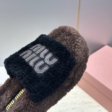 MiuMiu 2026秋冬新款时尚电绣百搭羊羔毛女拖鞋 缪缪字母logo厚底圆头拼色露趾居家鞋 材质进口羊羔毛+原版 MiuMiu 2026秋冬新款时尚电绣百搭羊羔毛女拖鞋 缪缪字母logo厚底圆头拼色露趾居家鞋 材质进口羊羔毛+原版