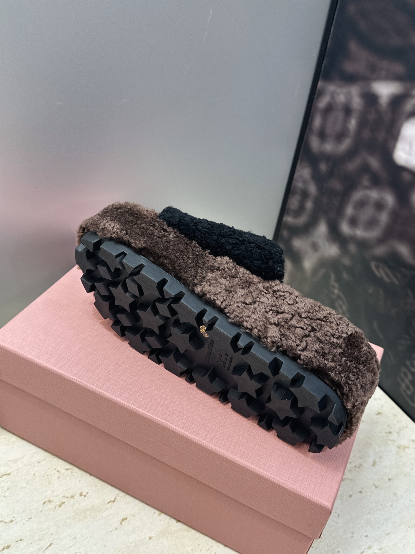 MiuMiu 2026秋冬新款时尚电绣百搭羊羔毛女拖鞋 缪缪字母logo厚底圆头拼色露趾居家鞋 材质进口羊羔毛+原版 MiuMiu 2026秋冬新款时尚电绣百搭羊羔毛女拖鞋 缪缪字母logo厚底圆头拼色露趾居家鞋 材质进口羊羔毛+原版