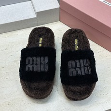 MiuMiu 2026秋冬新款时尚电绣百搭羊羔毛女拖鞋 缪缪字母logo厚底圆头拼色露趾居家鞋 材质进口羊羔毛+原版 MiuMiu 2026秋冬新款时尚电绣百搭羊羔毛女拖鞋 缪缪字母logo厚底圆头拼色露趾居家鞋 材质进口羊羔毛+原版