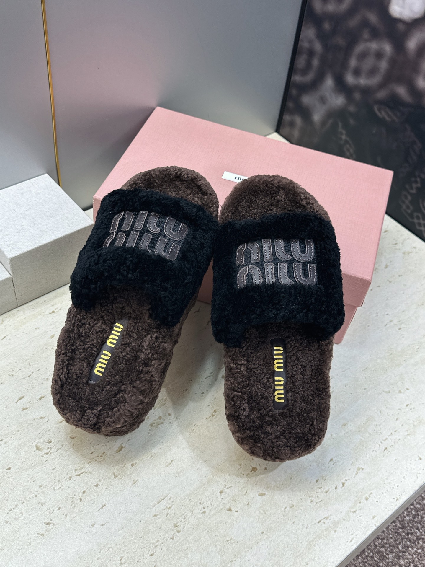 MiuMiu 2026秋冬新款时尚电绣百搭羊羔毛女拖鞋 缪缪字母logo厚底圆头拼色露趾居家鞋 材质进口羊羔毛+原版 MiuMiu 2026秋冬新款时尚电绣百搭羊羔毛女拖鞋 缪缪字母logo厚底圆头拼色露趾居家鞋 材质进口羊羔毛+原版