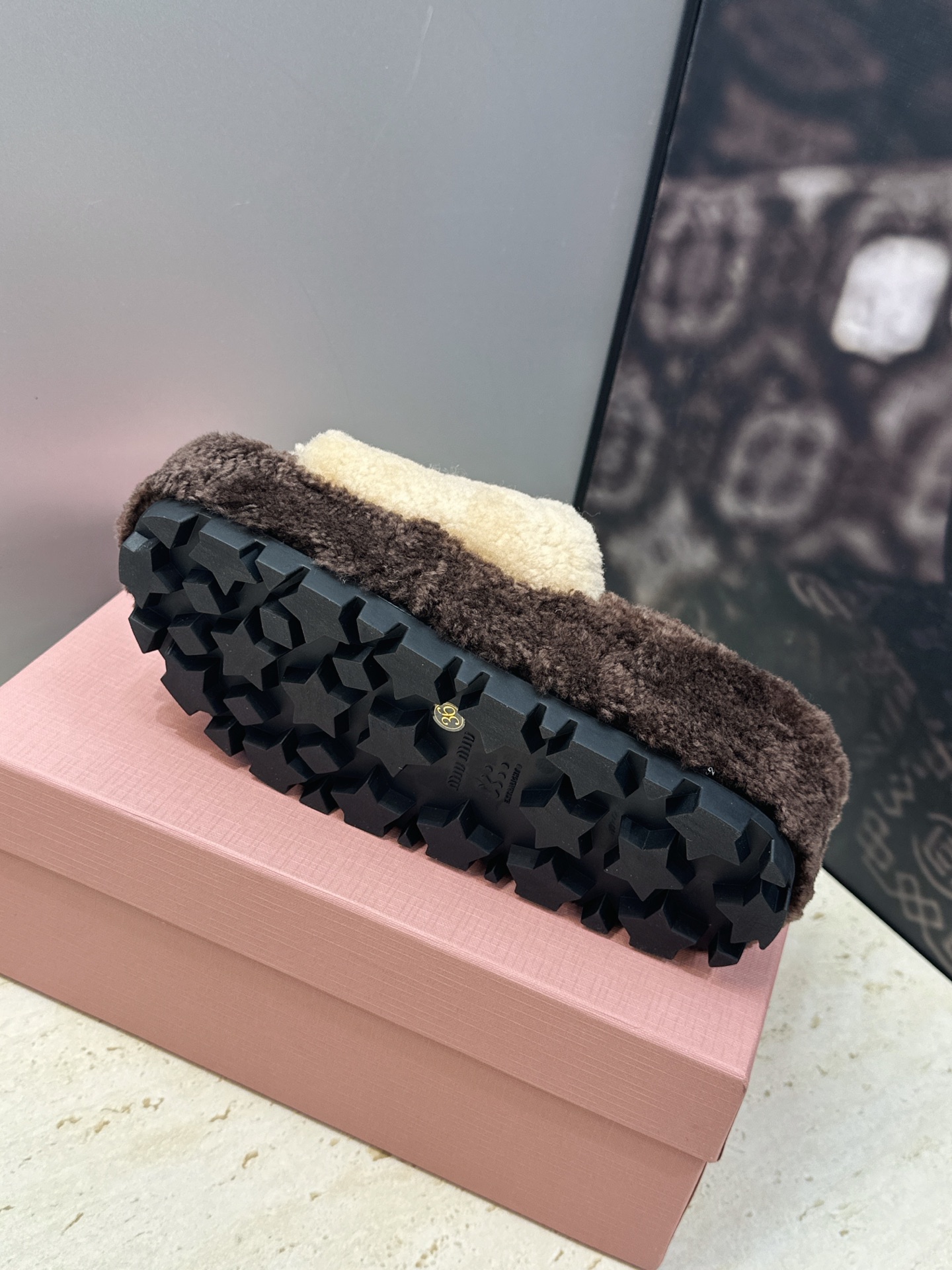 MiuMiu 2026秋冬新款时尚电绣百搭羊羔毛女拖鞋 缪缪字母logo厚底圆头拼色露趾居家鞋 材质进口羊羔毛+原版 MiuMiu 2026秋冬新款时尚电绣百搭羊羔毛女拖鞋 缪缪字母logo厚底圆头拼色露趾居家鞋 材质进口羊羔毛+原版