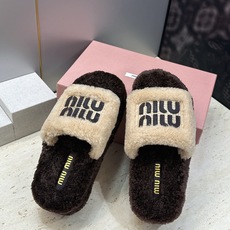 MiuMiu 2026秋冬新款时尚电绣百搭羊羔毛女拖鞋 缪缪字母logo厚底圆头拼色露趾居家鞋 材质进口羊羔毛+原版 MiuMiu 2026秋冬新款时尚电绣百搭羊羔毛女拖鞋 缪缪字母logo厚底圆头拼色露趾居家鞋 材质进口羊羔毛+原版
