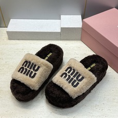 MiuMiu 2026秋冬新款时尚电绣百搭羊羔毛女拖鞋 缪缪字母logo厚底圆头拼色露趾居家鞋 材质进口羊羔毛+原版 MiuMiu 2026秋冬新款时尚电绣百搭羊羔毛女拖鞋 缪缪字母logo厚底圆头拼色露趾居家鞋 材质进口羊羔毛+原版