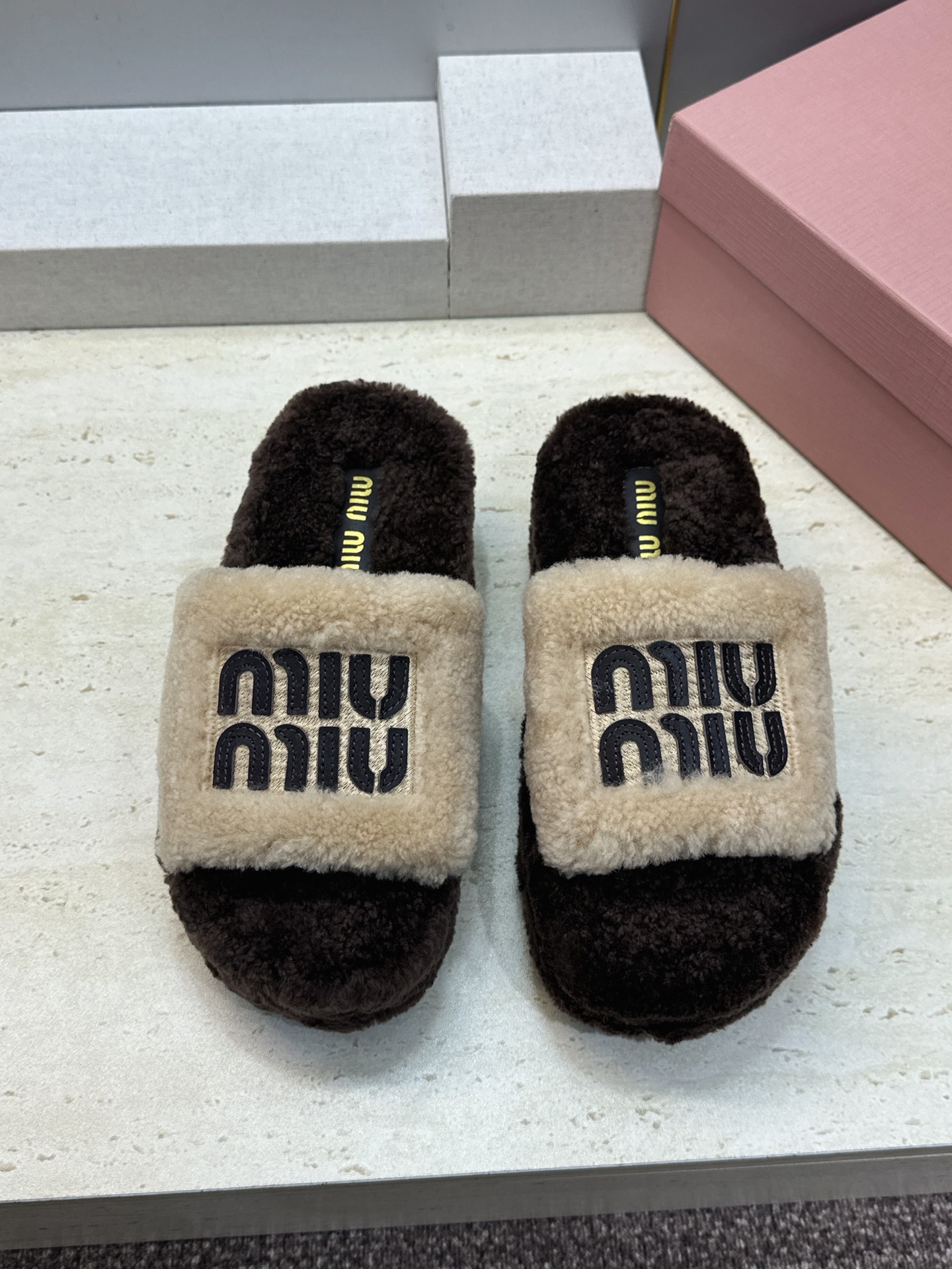 MiuMiu 2026秋冬新款时尚电绣百搭羊羔毛女拖鞋 缪缪字母logo厚底圆头拼色露趾居家鞋 材质进口羊羔毛+原版 MiuMiu 2026秋冬新款时尚电绣百搭羊羔毛女拖鞋 缪缪字母logo厚底圆头拼色露趾居家鞋 材质进口羊羔毛+原版
