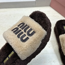 MiuMiu 2026秋冬新款时尚电绣百搭羊羔毛女拖鞋 缪缪字母logo厚底圆头拼色露趾居家鞋 材质进口羊羔毛+原版 MiuMiu 2026秋冬新款时尚电绣百搭羊羔毛女拖鞋 缪缪字母logo厚底圆头拼色露趾居家鞋 材质进口羊羔毛+原版