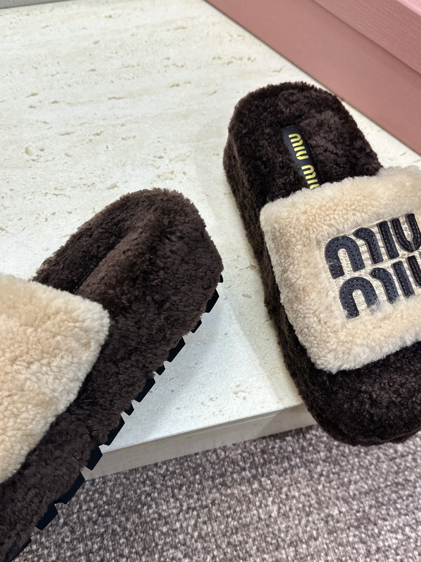 MiuMiu 2026秋冬新款时尚电绣百搭羊羔毛女拖鞋 缪缪字母logo厚底圆头拼色露趾居家鞋 材质进口羊羔毛+原版 MiuMiu 2026秋冬新款时尚电绣百搭羊羔毛女拖鞋 缪缪字母logo厚底圆头拼色露趾居家鞋 材质进口羊羔毛+原版