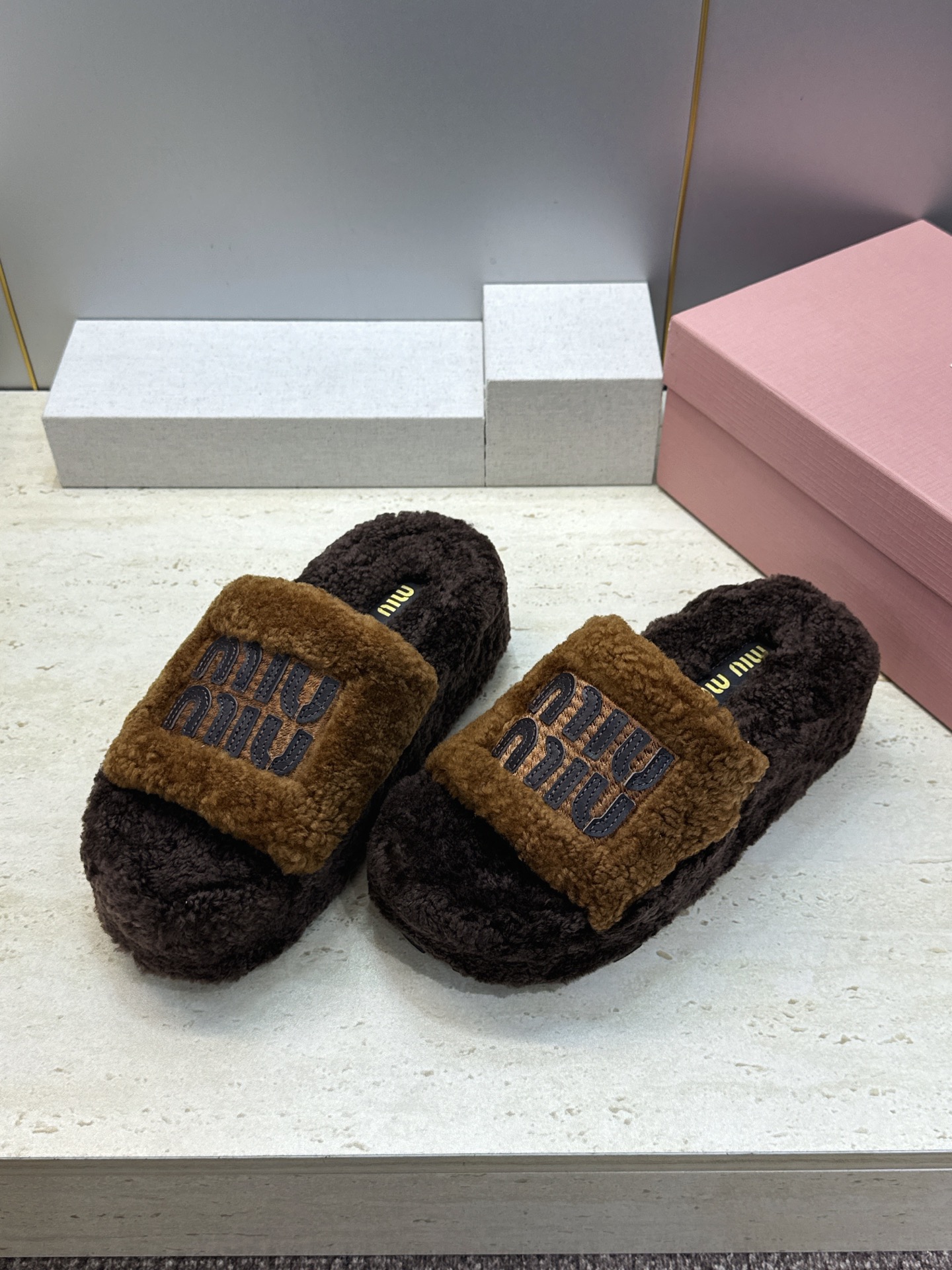 MiuMiu 2026秋冬新款时尚电绣百搭羊羔毛女拖鞋 缪缪字母logo厚底圆头拼色露趾居家鞋 材质进口羊羔毛+原版 MiuMiu 2026秋冬新款时尚电绣百搭羊羔毛女拖鞋 缪缪字母logo厚底圆头拼色露趾居家鞋 材质进口羊羔毛+原版