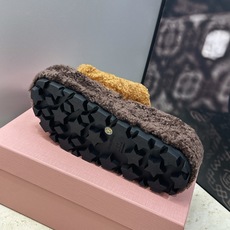 MiuMiu 2026秋冬新款时尚电绣百搭羊羔毛女拖鞋 缪缪字母logo厚底圆头拼色露趾居家鞋 材质进口羊羔毛+原版 MiuMiu 2026秋冬新款时尚电绣百搭羊羔毛女拖鞋 缪缪字母logo厚底圆头拼色露趾居家鞋 材质进口羊羔毛+原版
