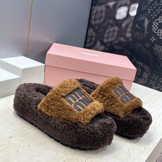 MiuMiu 2026秋冬新款时尚电绣百搭羊羔毛女拖鞋 缪缪字母logo厚底圆头拼色露趾居家鞋 材质进口羊羔毛+原版 MiuMiu 2026秋冬新款时尚电绣百搭羊羔毛女拖鞋 缪缪字母logo厚底圆头拼色露趾居家鞋 材质进口羊羔毛+原版
