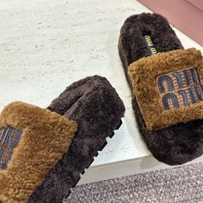 MiuMiu 2026秋冬新款时尚电绣百搭羊羔毛女拖鞋 缪缪字母logo厚底圆头拼色露趾居家鞋 材质进口羊羔毛+原版 MiuMiu 2026秋冬新款时尚电绣百搭羊羔毛女拖鞋 缪缪字母logo厚底圆头拼色露趾居家鞋 材质进口羊羔毛+原版