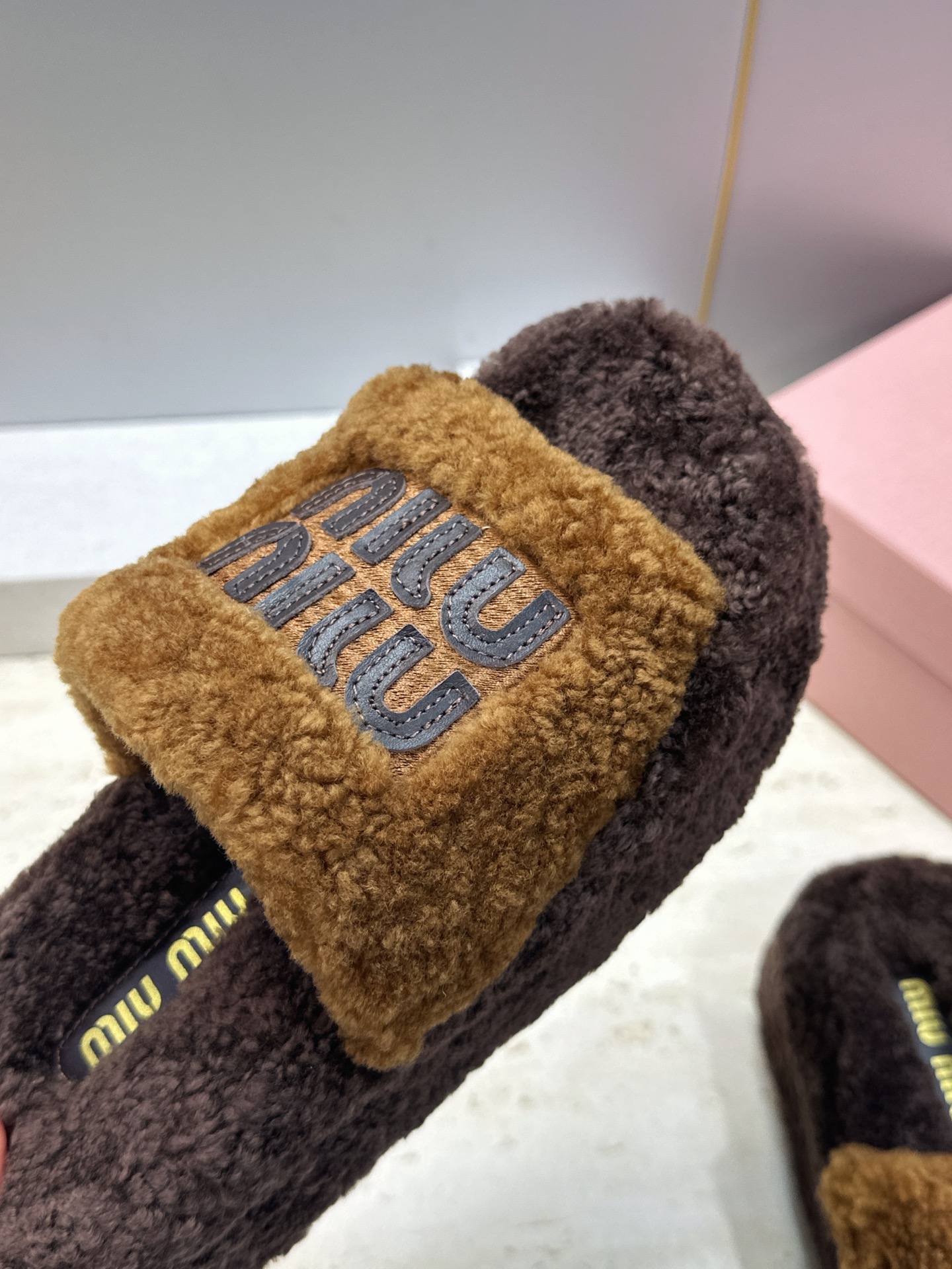 MiuMiu 2026秋冬新款时尚电绣百搭羊羔毛女拖鞋 缪缪字母logo厚底圆头拼色露趾居家鞋 材质进口羊羔毛+原版 MiuMiu 2026秋冬新款时尚电绣百搭羊羔毛女拖鞋 缪缪字母logo厚底圆头拼色露趾居家鞋 材质进口羊羔毛+原版