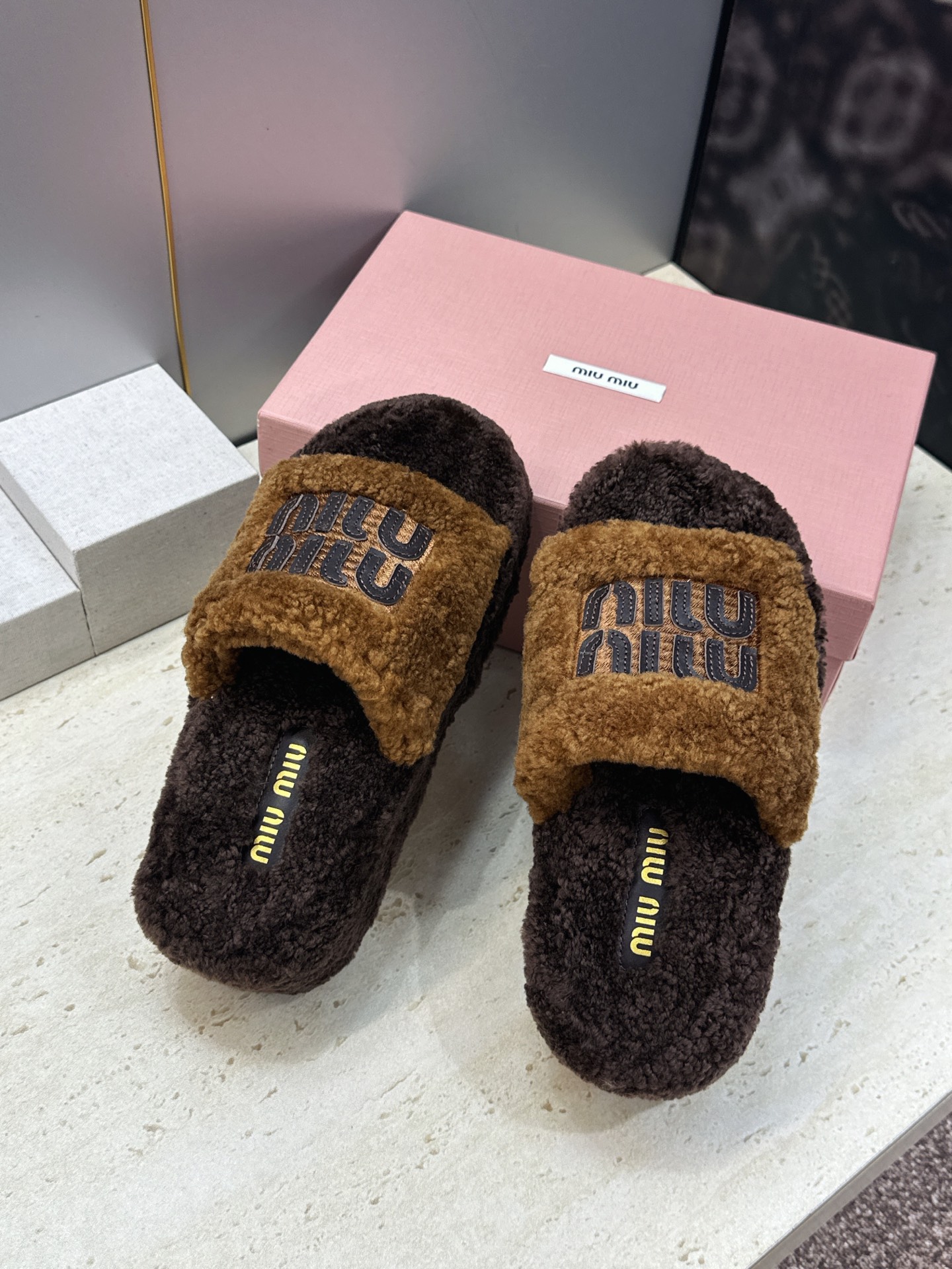 MiuMiu 2026秋冬新款时尚电绣百搭羊羔毛女拖鞋 缪缪字母logo厚底圆头拼色露趾居家鞋 材质进口羊羔毛+原版 MiuMiu 2026秋冬新款时尚电绣百搭羊羔毛女拖鞋 缪缪字母logo厚底圆头拼色露趾居家鞋 材质进口羊羔毛+原版