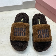 MiuMiu 2026秋冬新款时尚电绣百搭羊羔毛女拖鞋 缪缪字母logo厚底圆头拼色露趾居家鞋 材质进口羊羔毛+原版 MiuMiu 2026秋冬新款时尚电绣百搭羊羔毛女拖鞋 缪缪字母logo厚底圆头拼色露趾居家鞋 材质进口羊羔毛+原版