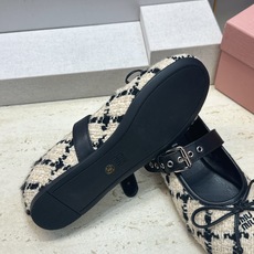 Miumiu 2026秋冬新款芭蕾舞女鞋 缪缪字母logo五金扣平底圆头拼色玛丽珍乐福单鞋 材质鞋面进口环保透气毛呢布/ Miumiu 2026秋冬新款芭蕾舞女鞋 缪缪字母logo五金扣平底圆头拼色玛丽珍乐福单鞋 材质鞋面进口环保透气毛呢布/