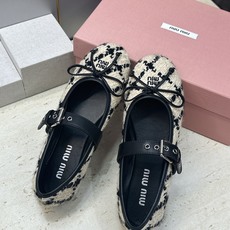 Miumiu 2026秋冬新款芭蕾舞女鞋 缪缪字母logo五金扣平底圆头拼色玛丽珍乐福单鞋 材质鞋面进口环保透气毛呢布/ Miumiu 2026秋冬新款芭蕾舞女鞋 缪缪字母logo五金扣平底圆头拼色玛丽珍乐福单鞋 材质鞋面进口环保透气毛呢布/