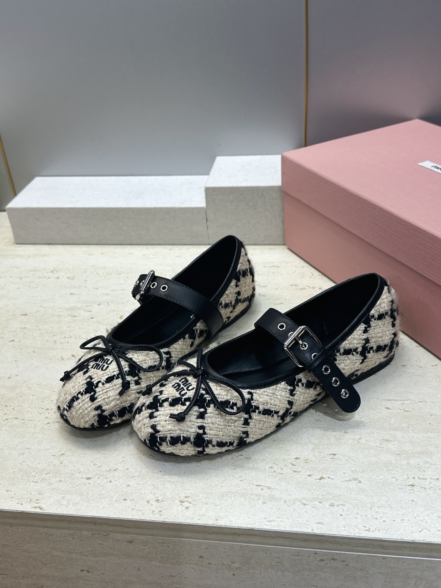 Miumiu 2026秋冬新款芭蕾舞女鞋 缪缪字母logo五金扣平底圆头拼色玛丽珍乐福单鞋 材质鞋面进口环保透气毛呢布/ Miumiu 2026秋冬新款芭蕾舞女鞋 缪缪字母logo五金扣平底圆头拼色玛丽珍乐福单鞋 材质鞋面进口环保透气毛呢布/